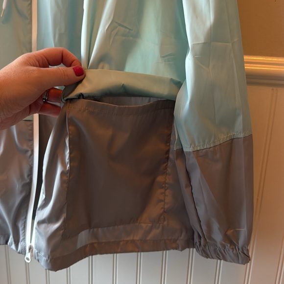 LN RAINCOAT SUOER LIGHTWEIGHT HOOD POCKETS BUNGEES TO ADJUST, SIZE MEDIUM - Picture 8 of 17